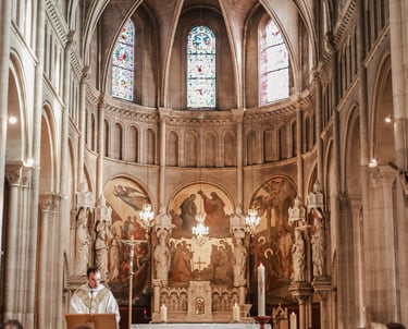 Photographie de mariage dans une église en Normandie. Une ambiance lumineuse et cinématographique
