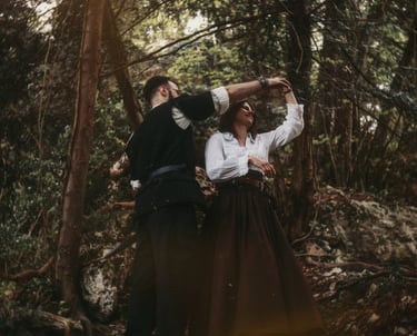 Séance couple artistique en forêt, inspirée du romantisme médiéval et du cinéma. 