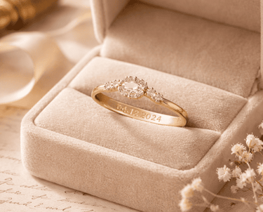 Anillo de oro con diamantes, personalizado, en un estuche aterciopelado rosa