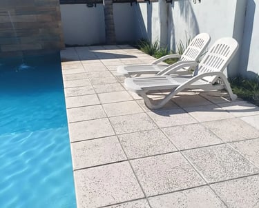 Borde de pileta atérmico antideslizante color pastel ideal para soláriums seguros en el NEA