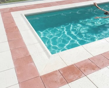 Stock disponible de baldosas atérmicas 40x40 color marfil en fábrica de premoldeados en Eldorado par