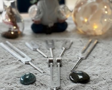 Séance de sonothérapie individuelle avec diapasons dans un établissement de santé, hôpital ou ephad