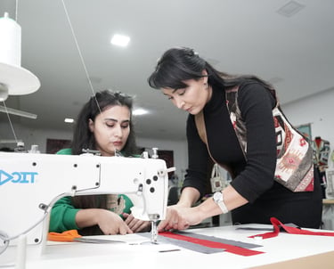 dos mujeres en un taller de costura
