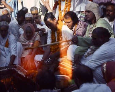 Shri Babaji offre al fuoco sacro con devoti