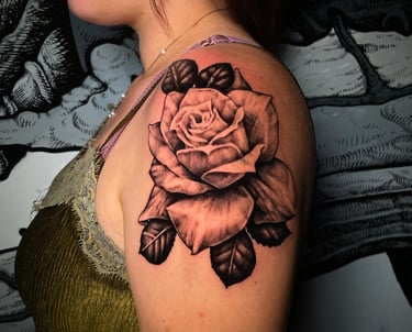 photo d'un tatouage de rose en style réaliste