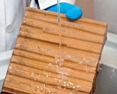 Ejemplo de como actúa la protección nanotecnológica de Aquashield Forte de Tecnan. 