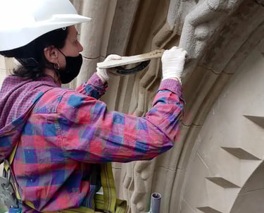 Restitución del simil piedra a los arcos de ingreso de la Facultad de Humanidades realizada por Almapiedra. 