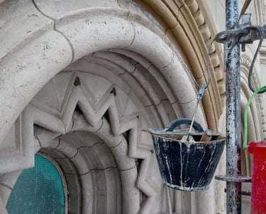 Restitución del simil piedra a los arcos de ingreso de la Facultad de Humanidades realizada por Almapiedra. 