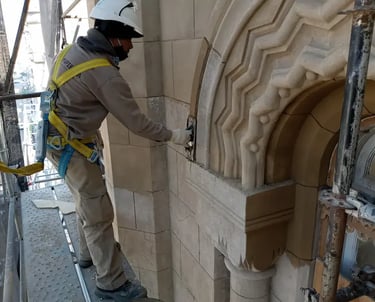 Restauración de los arcos del segundo piso de la Facultad de Humanidades y Artes realizada por Almapiedra. 