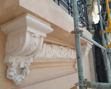 Proceso de restauración del balcón de la Casa Censi, Rosario, realizado por Almapiedra.