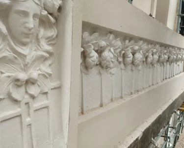 Proceso de restauración de la ornamentación del balcón de la Casa Censi, Rosario, realizado por Almapiedra.