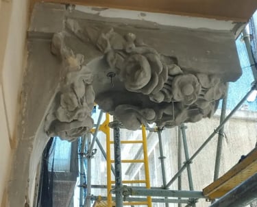 Proceso de restauración del balcón de la Casa Censi realizado por Almapiedra.