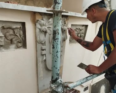 Proceso de restauración de la ornamentación del balcón de la Casa Censi realizado por Almapiedra.
