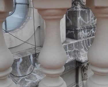 Columnas de la fachada del Jockey Club de Rosario restauradas por Almapiedra.