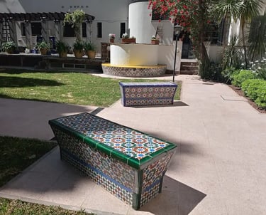 Bancos restaurados en el patio del Consulado de Italia en Rosario realizada por Almapiedra.