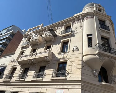 Balcón restaurado por Almapiedra en el edificio patrimonial de la Casa Censi, Rosario.