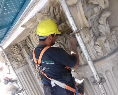 Proceso de restauración de la ornamentación de las columnas de la fachada del Jockey Club de Rosario por Almapiedra.