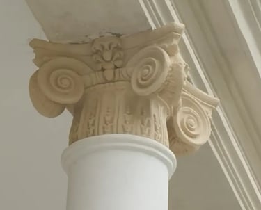 Columna interna en la Facultad de Derecho de Rosario restaurada por Almapiedra.