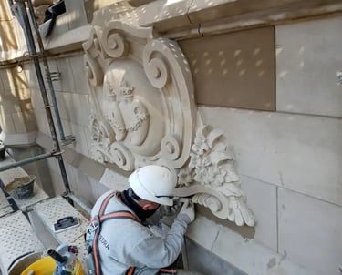 Restauración de los corazones de la fachada de la Facultad de Humanidades realizada por Almapiedra. 