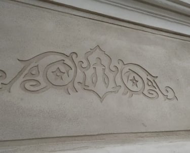 Relieve restaurado en la pared de la Facultad de Derecho de Rosario realizada por Almapiedra. 
