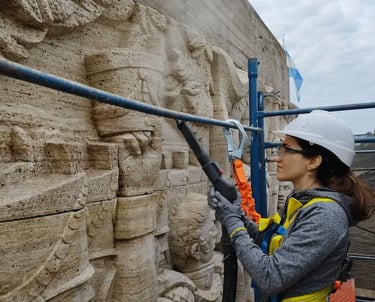 Proceso de restauración del mural del Monumento a la Bandera por Almapiedra con Tecnan
