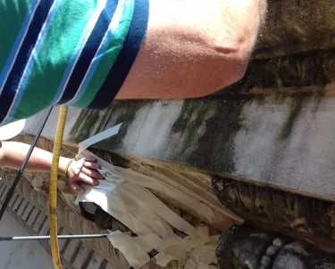 Ensayo no destructivo realizado en la fachada del edificio de la Bolsa de Comercio de Rosario por Almapiedra.