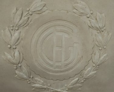 Escudo de la ex Imprenta Ferrazini ubicado en la fachada de dEco Sustentable restaurado por Almapiedra y protegido con Tecnan