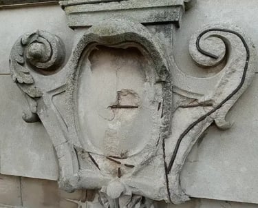 Proceso de restauración del escudo lateral de la fachada de la Facultad de Ingeniería de Rosario realizado por Almapiedra. 