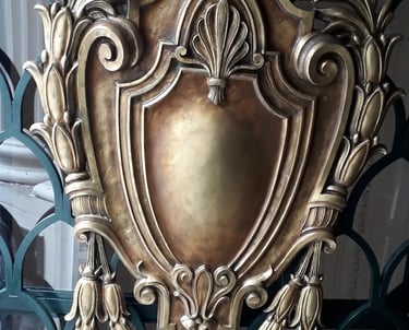 Escudo restaurado en la fachada de la Bolsa de Comercio de Rosario por Almapiedra.