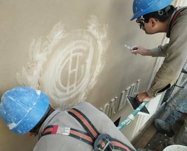 Proceso de restauración del logo de la fachada de dEco Sustentable, ex Imprenta Ferrazini, realizado por Almapiedra.