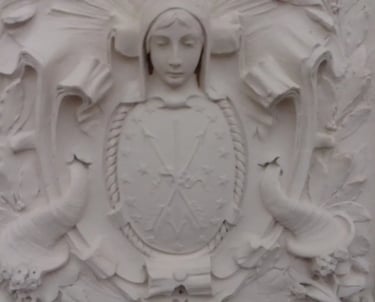 Escudo del Salón Blanco de la Gobernación de Santa Fe en Rosario restaurado por Almapiedra.