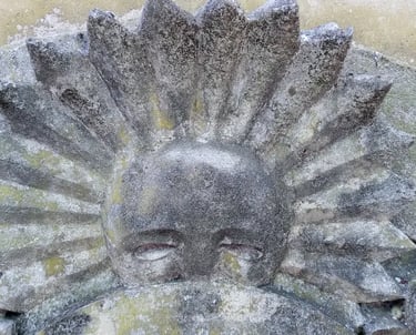 Sol del escudo de la fachada de la Facultad de Ingeniería antes de ser restaurado por Almapiedra. 