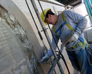 Proceso de restauración de los laureles del escudo de la fachada de la Facultad de Ingeniería realizado por Almapiedra.