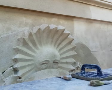 Proceso de restauración del escudo de la fachada de la Facultad de Ingeniería de Rosario realizado por Almapiedra. 