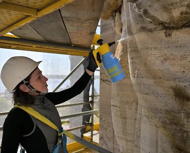 Restauración de escultura en el Monumento a la Bandera realizada por Almapiedra.