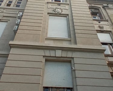 Fachada restaurada de la Facultad de Ingeniería de Rosario por Almapiedra. 