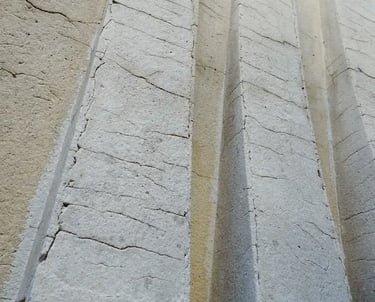 Detalle de la fachada de dEco Sustantable, ex Imprenta Ferrazini, antes de ser restaurado por Almapiedra.