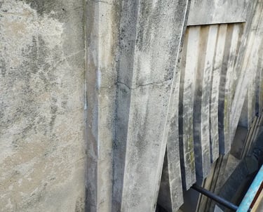 Detalle de la fachada de dEco Sustantable, ex Imprenta Ferrazini, antes de ser restaurado por Almapiedra.