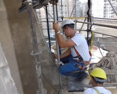 Proceso de restauración de ornamentos en la fachada del Jockey Club de Rosario realizado por Almapiedra.