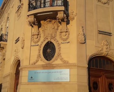 Fachada restaurada del edificio de valor patrimonial del Concejo Municipal de Rosario realizada por Almapiedra.