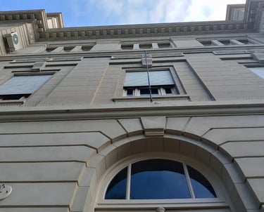 Fachada restaurada de la Facultad de Ingeniería de Rosario por Almapiedra. 