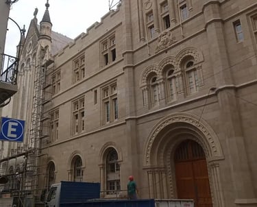 Fachada restaurada de la Facultad de Humanidades y Artes de Rosario realizada por Almapiedra.