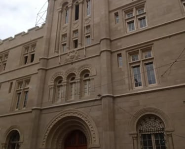 Fachada de la Facultad de Humanidades y Artes de Rosario restaurada por Almapiedra.