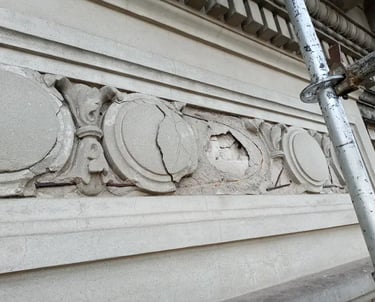 Proceso de restauración del friso de la fachada de la Facultad de Ingeniería de Rosario realizado por Almapiedra. 