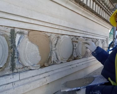 Proceso de restauración del friso de la fachada de la Facultad de Ingeniería de Rosario realizado por Almapiedra. 