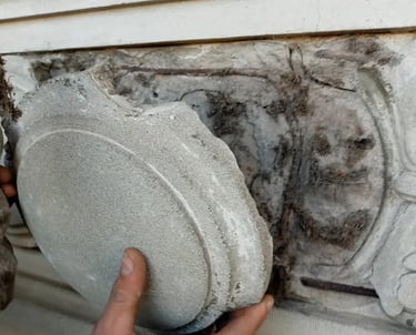 Proceso de restauración del friso de la fachada de la Facultad de Ingeniería de Rosario realizado por Almapiedra. 