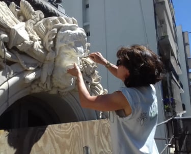 Proceso de restauración de la escultura de Heracles en la fachada de la Sede de Rectorado realizado por Almapiedra