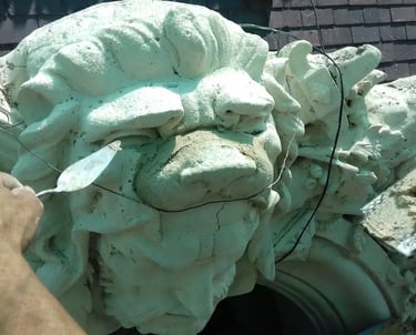 Proceso de restauración de la escultura de Heracles en la fachada de la Sede de Rectorado realizado por Almapiedra