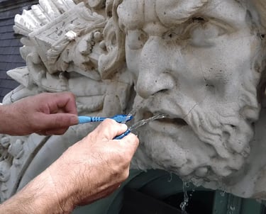 Limpieza de la escultura de Heracles en la fachada de la Sede de Rectorado realizado por Almapiedra previo a su restauración