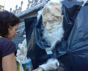 Proceso de restauración de la escultura de Heracles en la fachada de la Sede de Rectorado realizado por Almapiedra